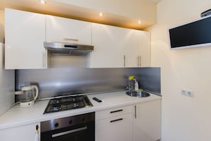 Appartement Confort, 2 chambres, cuisine | Cuisine privée | Grand réfrigérateur, micro-ondes, four, plaque de cuisson