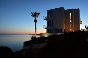 Facciata della struttura - sera/notte