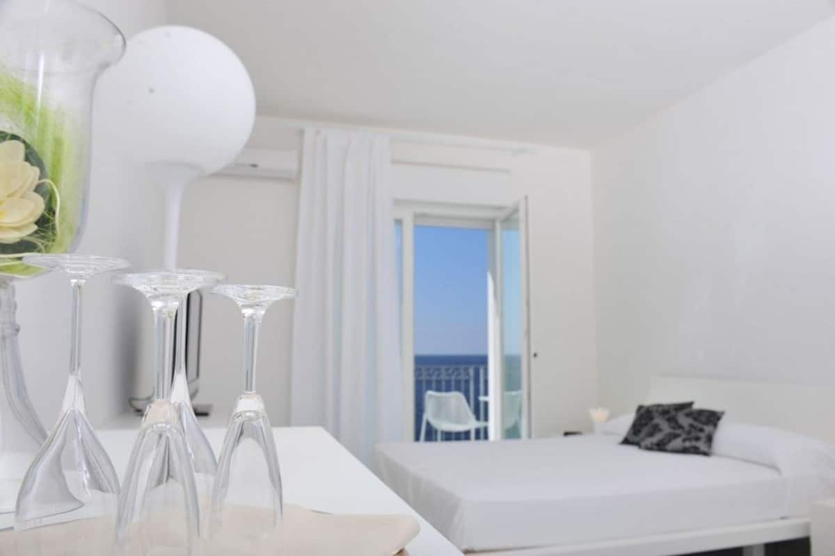 Deluxe tweepersoonskamer, uitzicht op zee | 1 slaapkamer, luxe beddengoed, een minibar, een kluis op de kamer