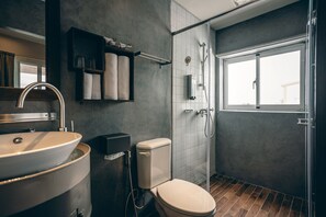 Double Room, Balcony | Bathroom | Shower, rainfall showerhead, hair dryer, slippers - Original Hostel (Chishang)