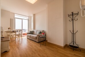 Apartment, 1 Schlafzimmer, Balkon | Wohnzimmer