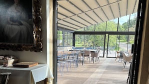 Quầy tiếp tân