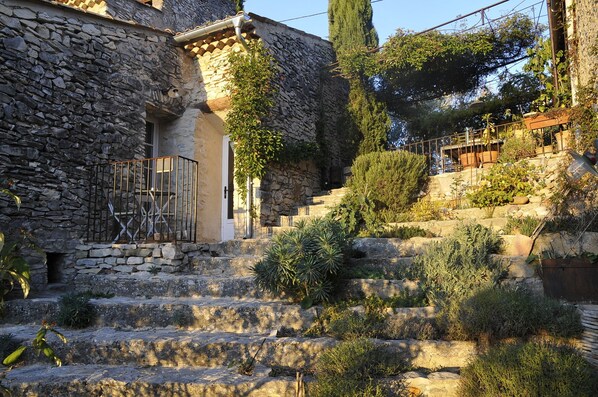 Property entrance - Le Jas De Peguier (Châteauneuf-Val-Saint-Donat)