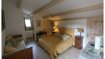 Tweepersoonskamer (Le verger) | Individueel gedecoreerd, individueel gemeubileerd, een bureau