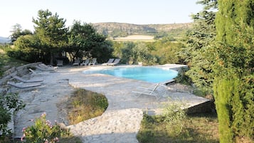 Piscine extérieure, chaises longues