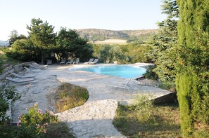 Outdoor pool, pool loungers - Le Jas De Peguier (Châteauneuf-Val-Saint-Donat)