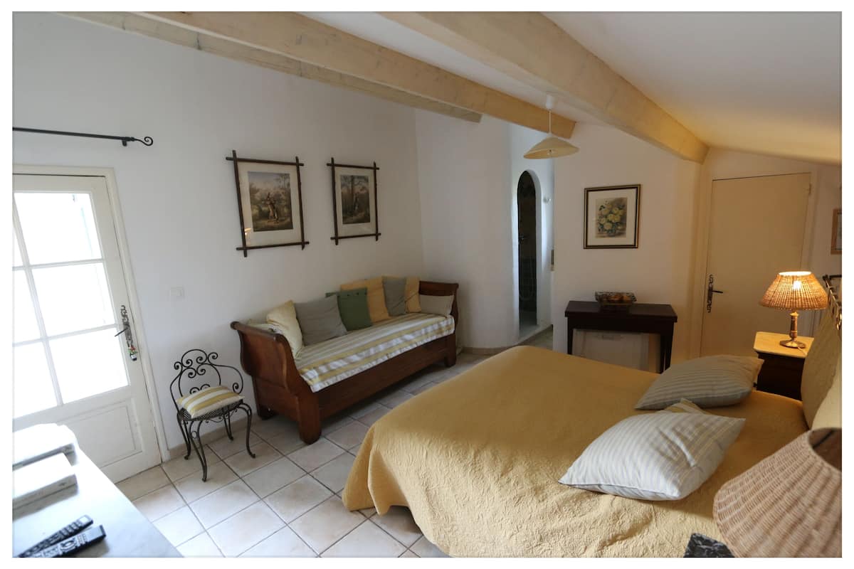 Bureau, chambres insonorisées, lits bébé (gratuits), Wi-Fi gratuit
