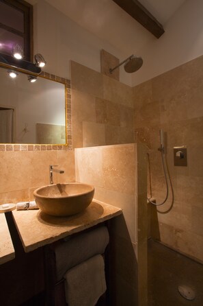 Bathroom sink - Le Jas De Peguier (Châteauneuf-Val-Saint-Donat)