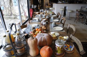 Free daily buffet breakfast  - Le Jas De Peguier (Châteauneuf-Val-Saint-Donat)