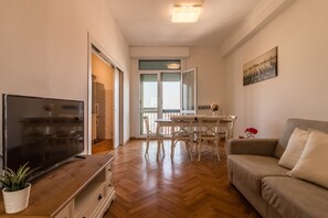 Apartment, 2 Schlafzimmer | Wohnbereich | Flachbildfernseher