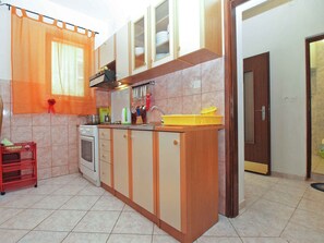 Fridge, microwave, oven, stovetop - Holiday apartment mit Klimaanlage und Terrasse (Pula)