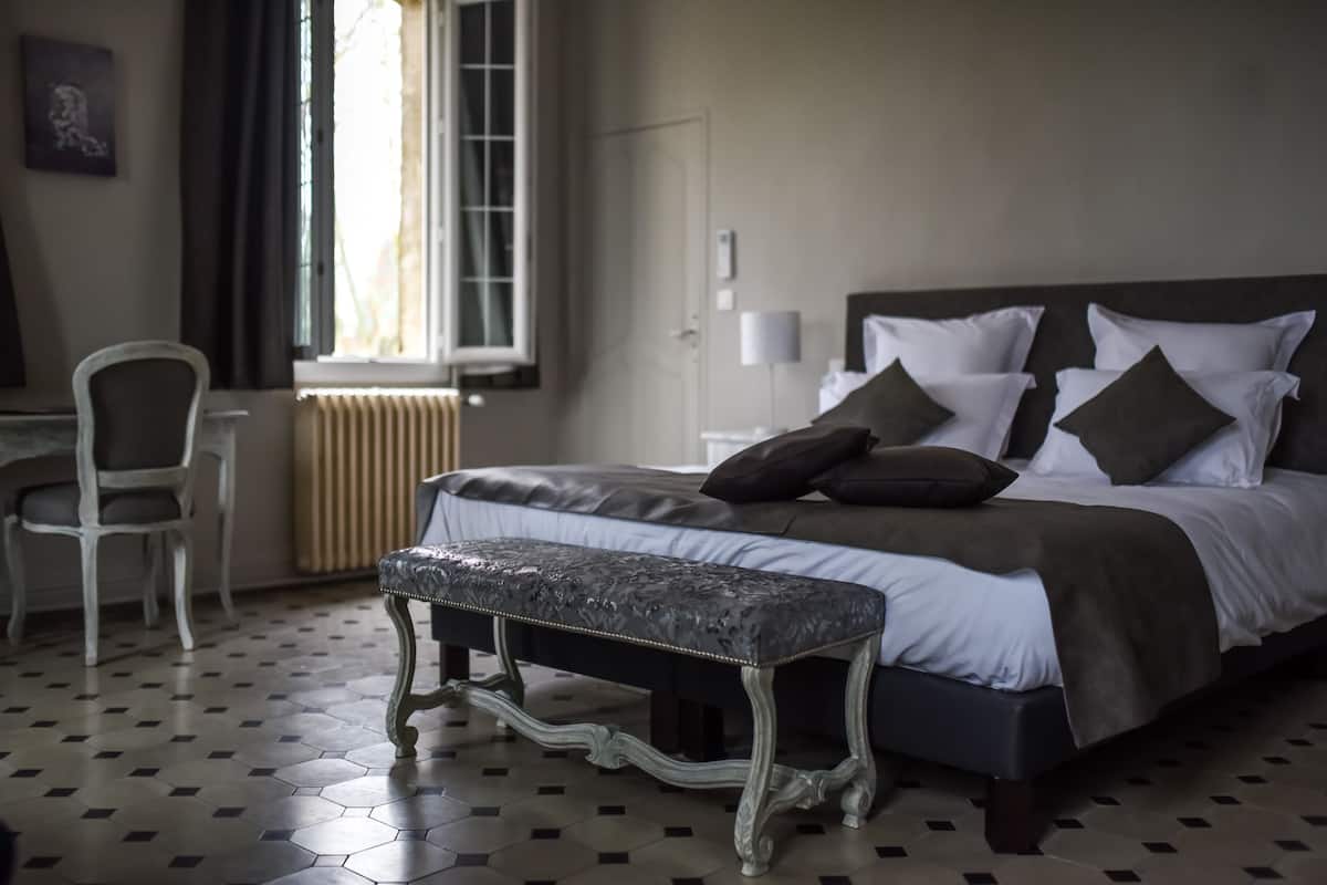 1 bedroom, premium bedding, desk, soundproofing