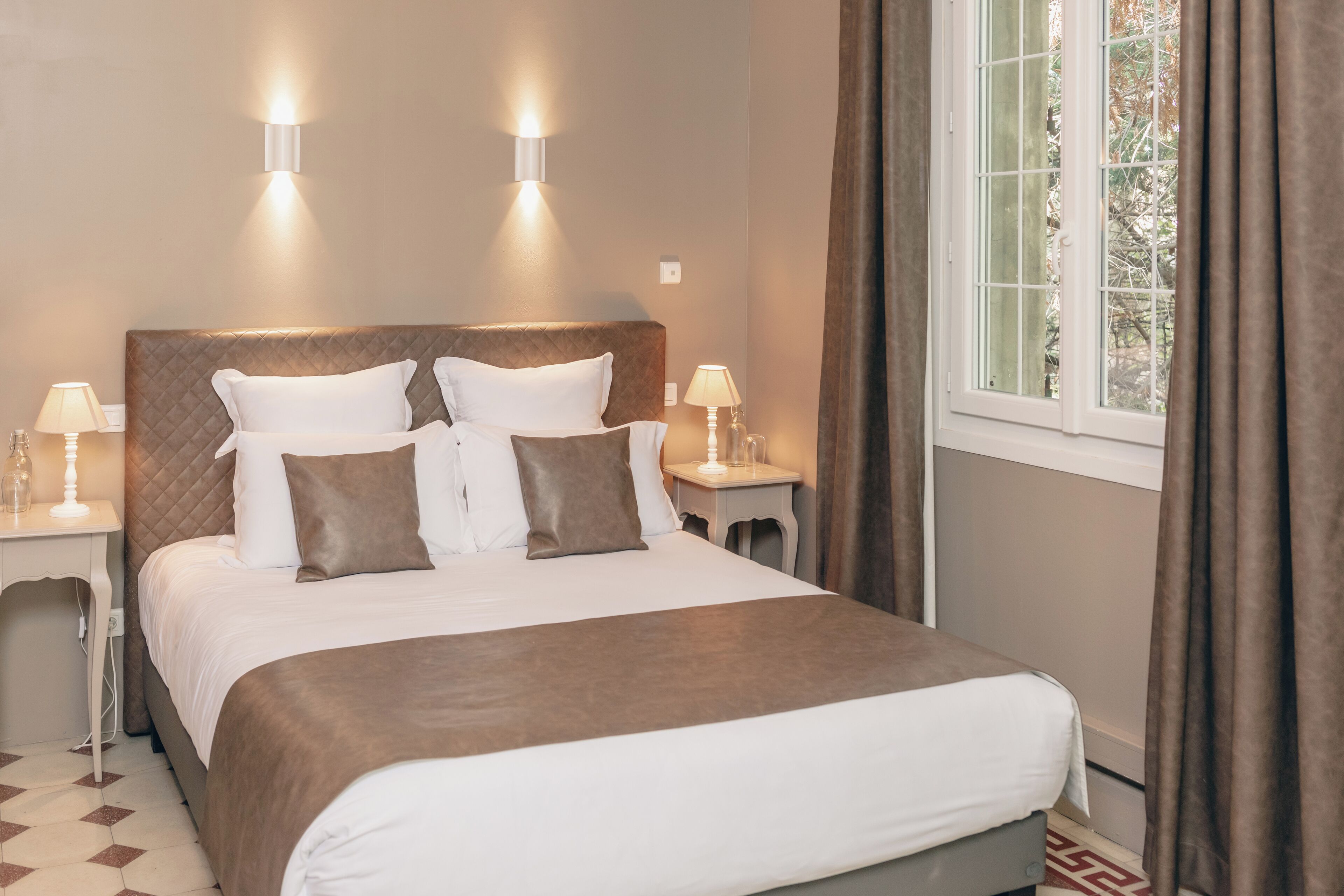 1 bedroom, premium bedding, desk, soundproofing