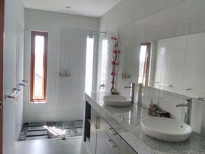 Villa familiar, 2 habitaciones | Baño | Regadera, amenidades de baño gratuitas, secadora de cabello, batas 