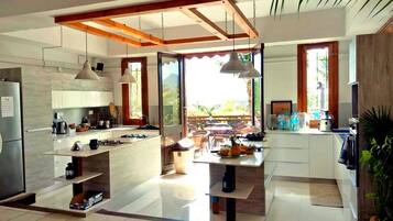 Microwave, cookware/dishes/utensils