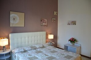 Minibar, Zimmersafe, Schreibtisch, Bügeleisen/Bügelbrett