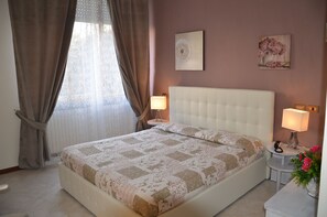 Quarto casal ou duplo, sacada | Frigobar, cofres nos quartos, escrivaninha