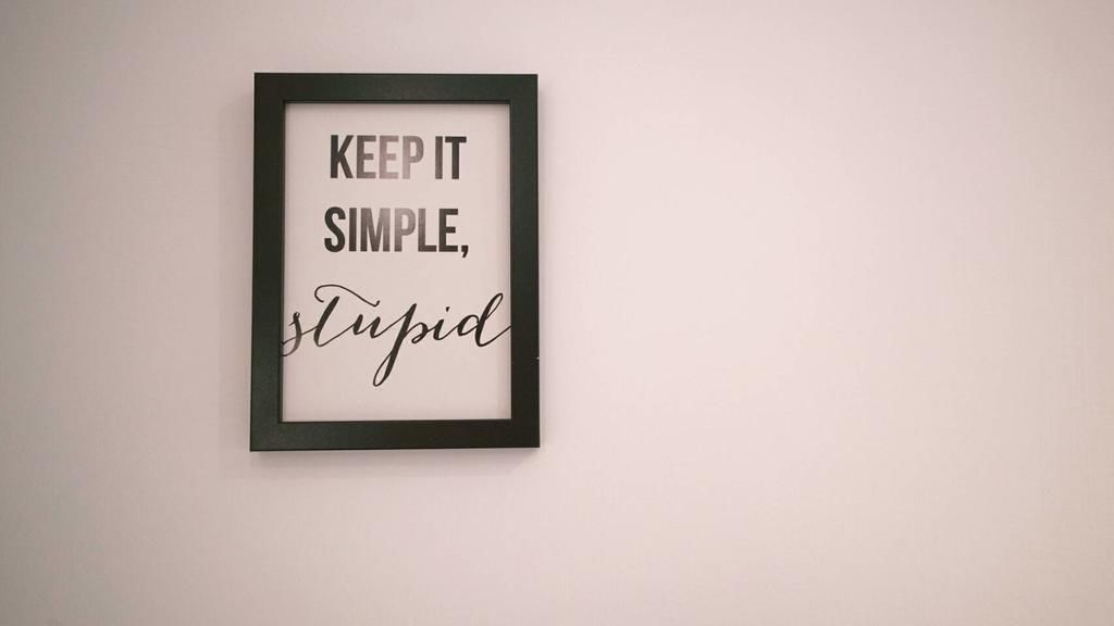 Una cita enmarcada sobre una pared lisa.