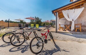 Outdoor dining - Awesome home in Svetvincenat (Svetvincenat)