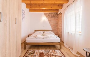 3 bedrooms, travel cot, free WiFi, bed sheets - Awesome home in Svetvincenat (Svetvincenat)