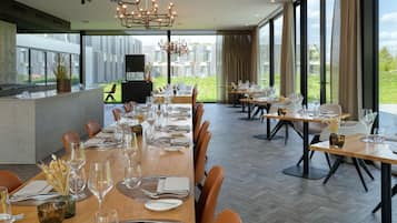 Tägliches Frühstücksbuffet (23 EUR pro Person)