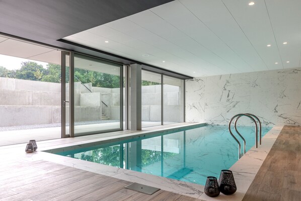 Piscine couverte, chaises longues