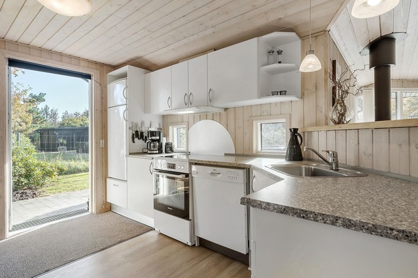 Køleskab, kogeplade, opvaskemaskine, kaffe-/temaskine