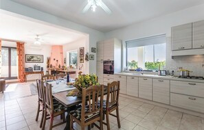 Frigorífico, placa de cocina, lavavajillas y cafetera o tetera
