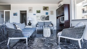 A modern living room with a sofa set, a coffee table, and a TV. - Helvezia (Jesolo)