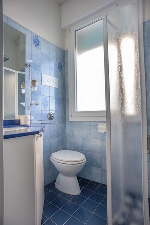 Classic-Apartment, 3 Schlafzimmer, Küche, Strandnähe | Badezimmer | Badewanne und Dusche (separat), Haartrockner, Bidet, Handtücher