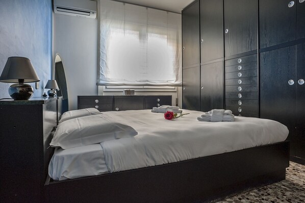 Classic-Apartment, 3 Schlafzimmer, Küche, Strandnähe | 3 Schlafzimmer, Daunenbettdecken, Bettwäsche
