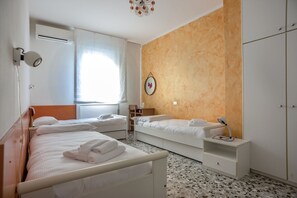 Classic-Apartment, 3 Schlafzimmer, Küche, Strandnähe | 3 Schlafzimmer, Daunenbettdecken, Bettwäsche