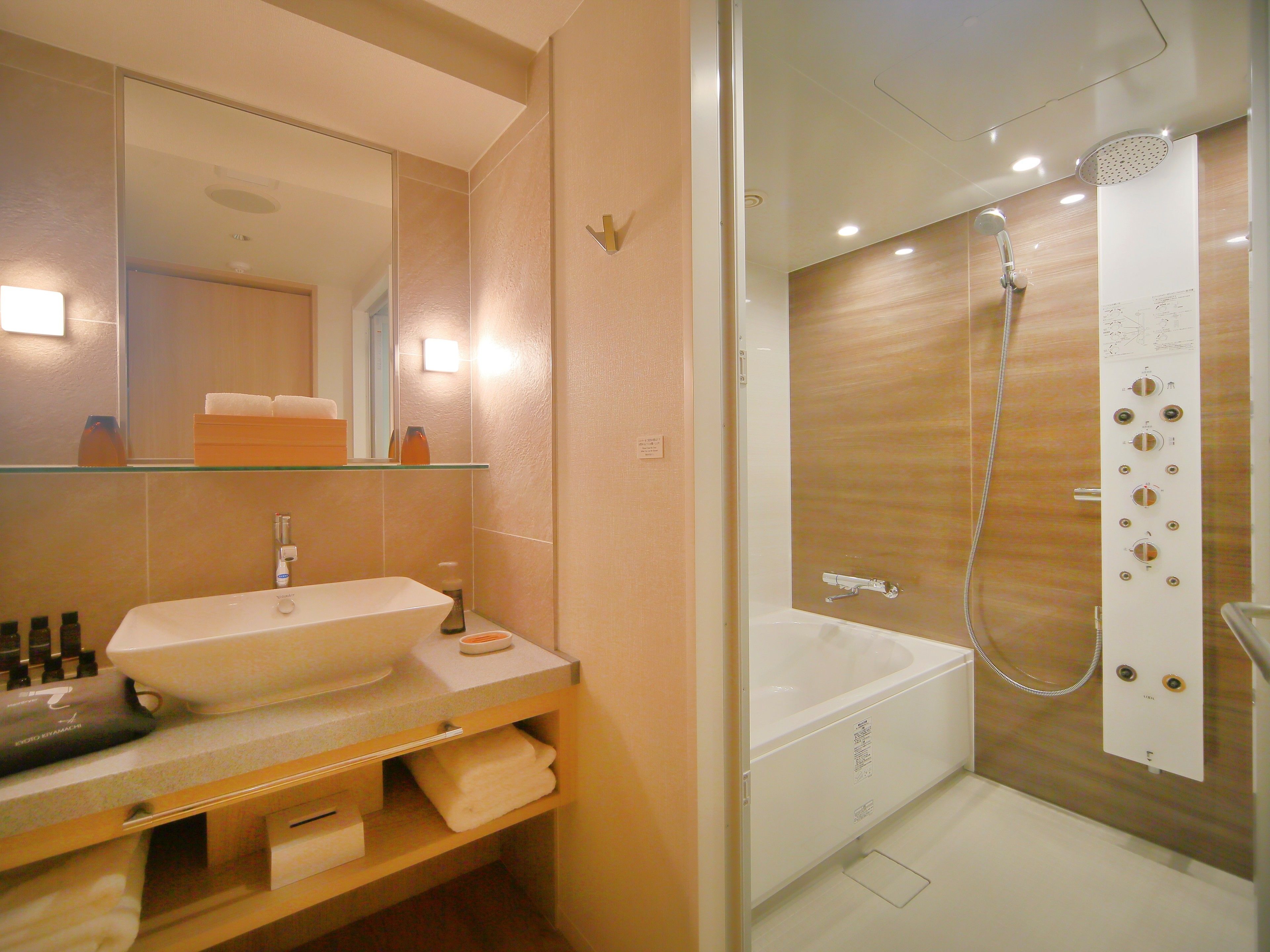 riverside twin non-smoking | bathroom | combined shower/bathtub, deep-soaking bathtub, free toiletries