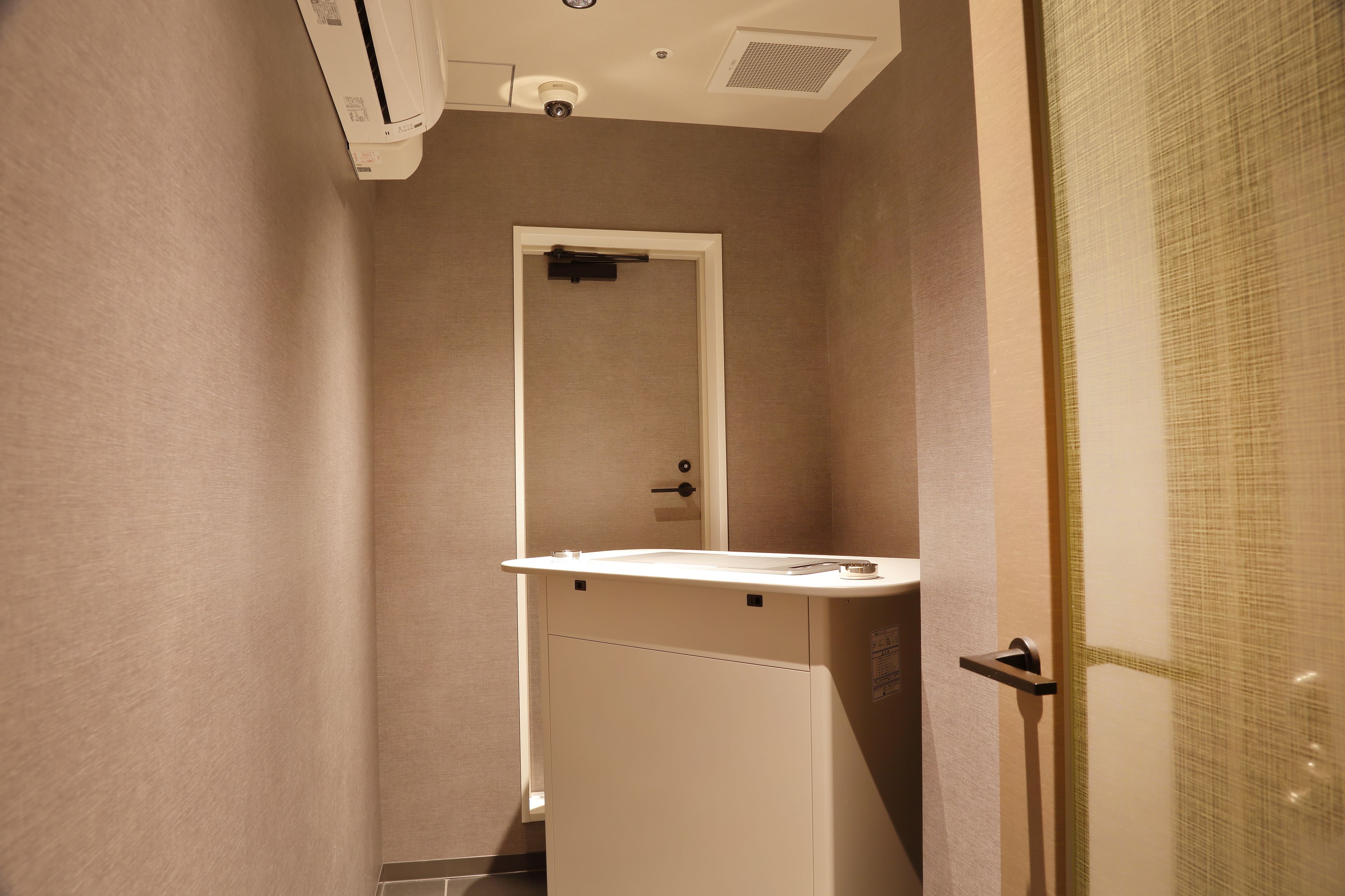 combined shower/bathtub, deep-soaking bathtub, free toiletries