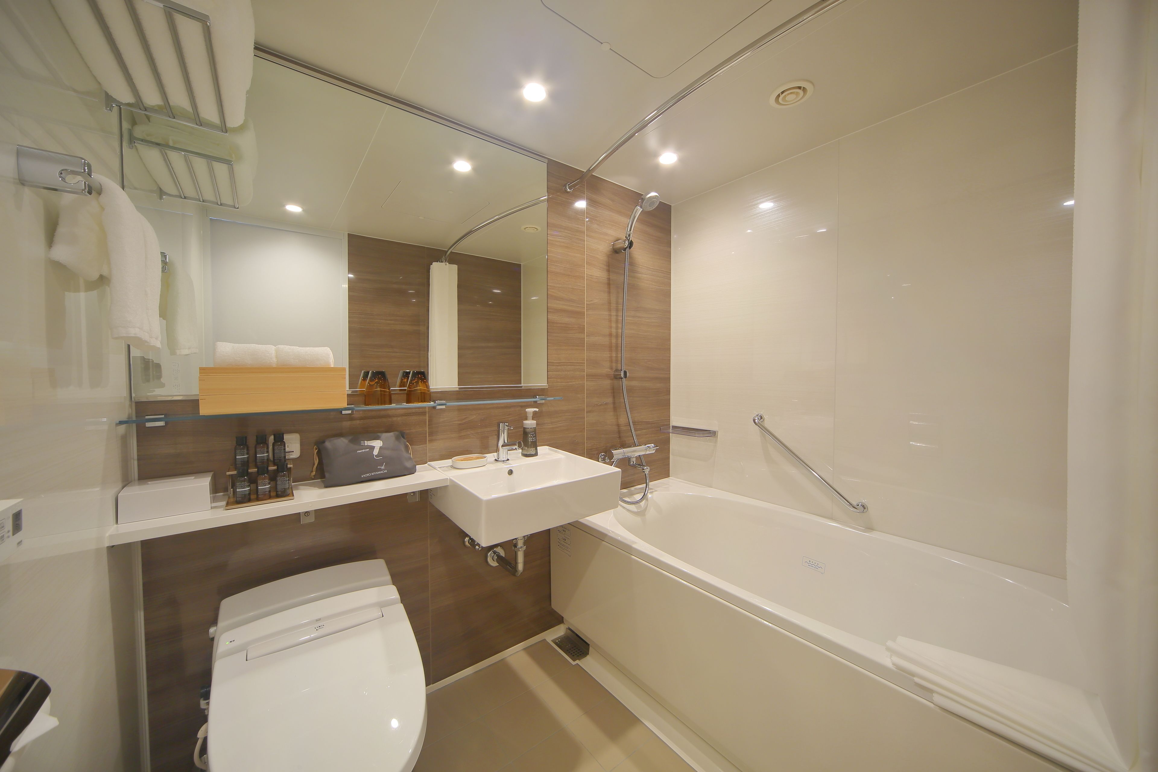 combined shower/bathtub, deep-soaking bathtub, free toiletries