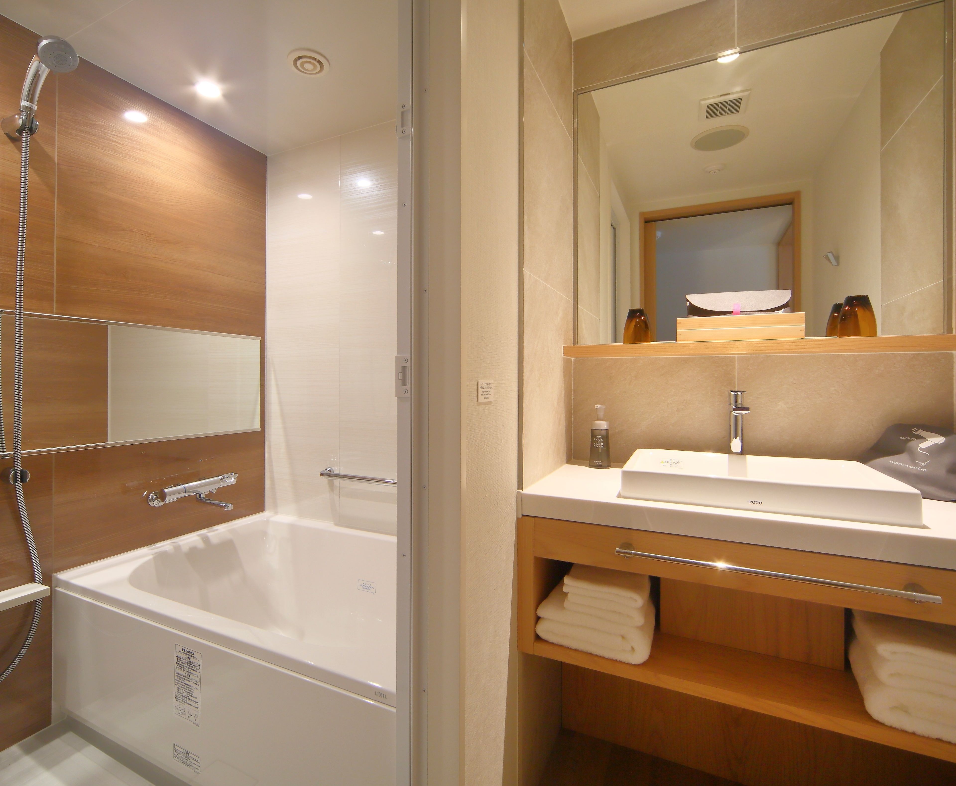 combined shower/bathtub, deep-soaking bathtub, free toiletries