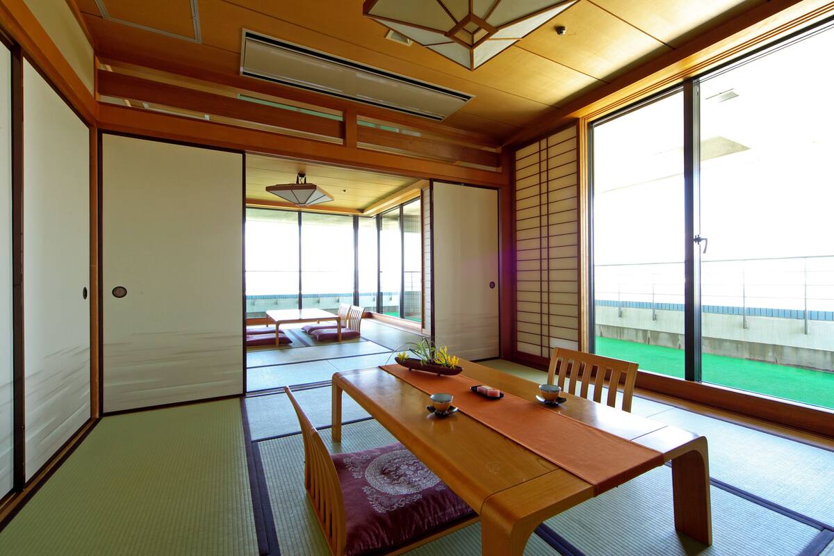 Japanese Style Room, Smoking