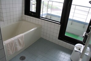 Separate bathtub and shower, deep-soaking bathtub, free toiletries