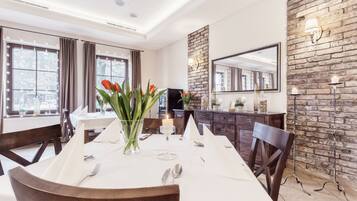 Breakfast, lunch, dinner served; international cuisine