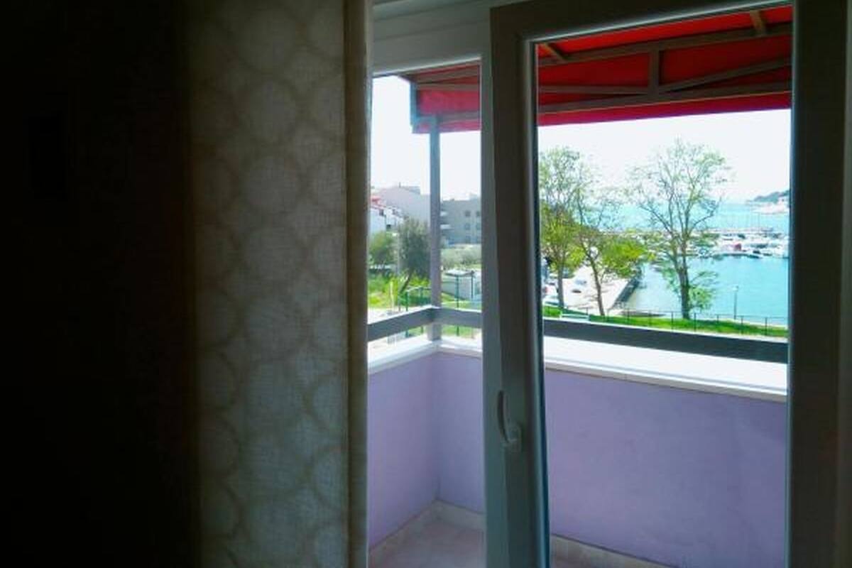 Una habitación con vista a un puerto deportivo y barcos.