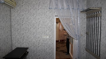 Standaard kamer, 1 twee- of 2 eenpersoonsbedden, 2 eenpersoonsbedden, gemeenschappelijke badkamer | Een kluis op de kamer, geluiddichte muren, een strijkplank/strijkijzer