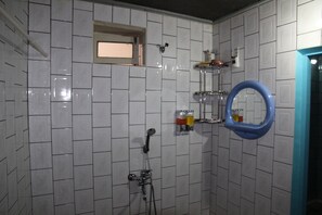 Ducha, artículos de higiene personal gratuitos y secador de pelo