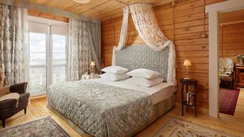 Luxury Room, 1 Bedroom, Garden View, Garden Area | Peralatan tempat tidur premium, bar mini, meja, seterika/papan seterika