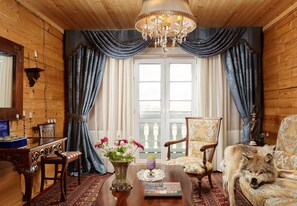 ラグジュアリー ルーム 1 ベッドルーム ガーデンビュー ガーデン | 高級寝具、ミニバー、デスク、アイロン / アイロン台