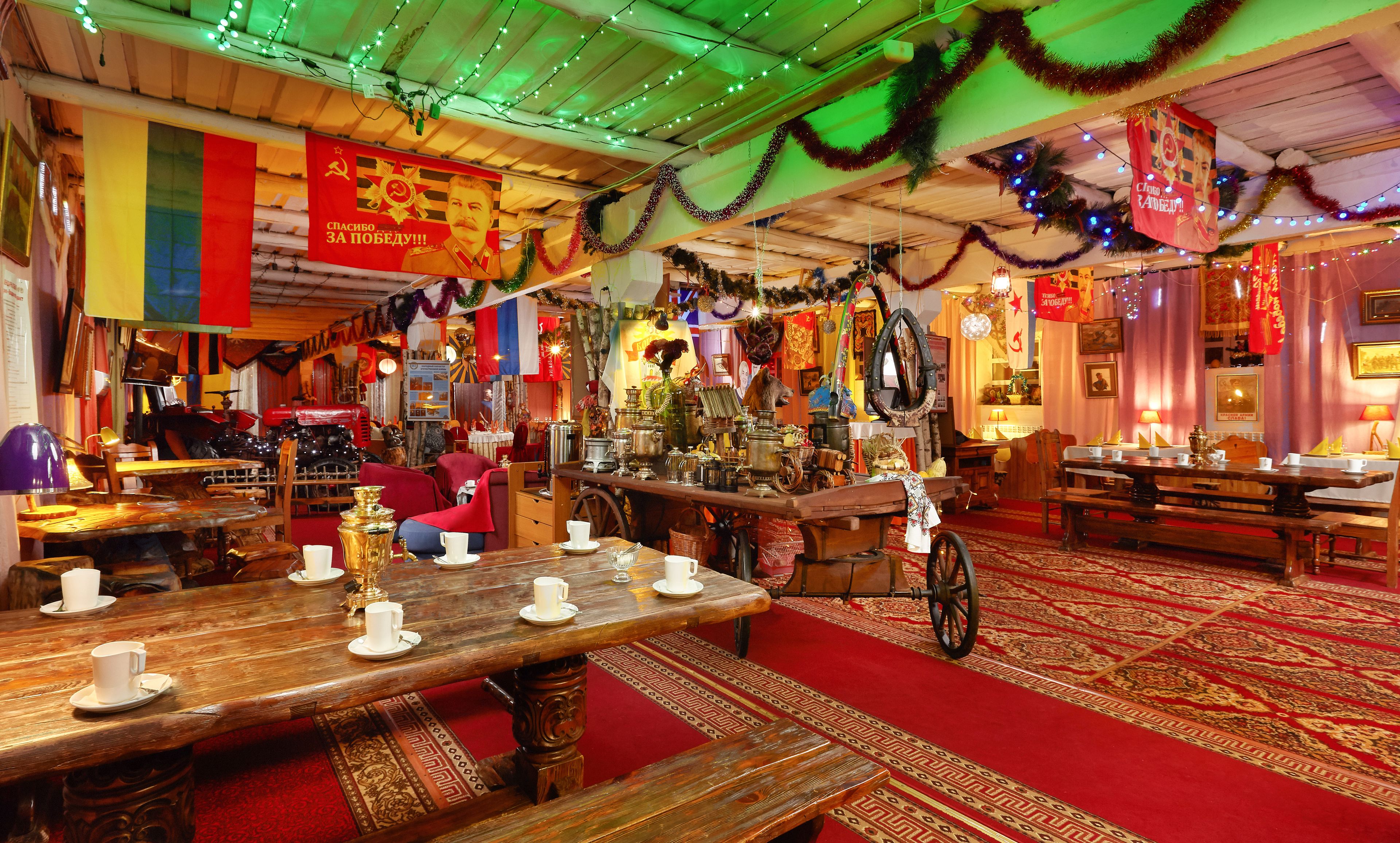 Makan tengah hari dan makan malam dihidangkan 