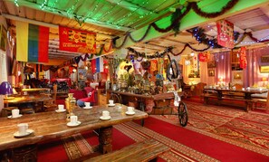 ランチ、ディナーに営業