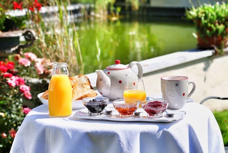 Free daily continental breakfast . Relais de chasse la Chaignaie