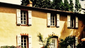 Un bâtiment à deux étages, doté de nombreuses fenêtres et d’une entrée centrale.