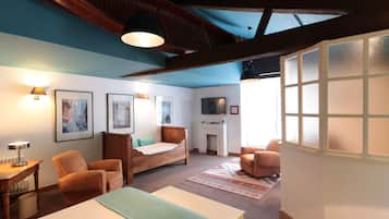 Family Double Room, Ground Floor (New York) | Memory foam beds, individually decorated, individually furnished