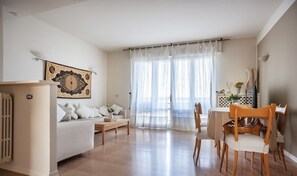Apartment, 3 Schlafzimmer | Wohnbereich | Flachbildfernseher